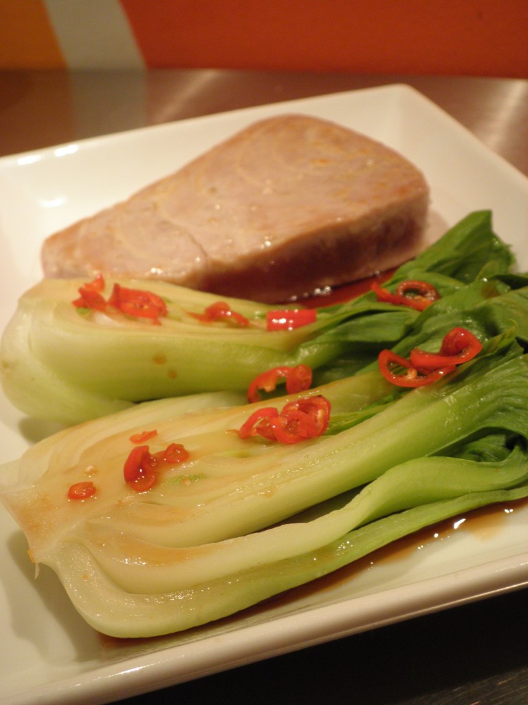 tun Steak med dampet pak choy og hoisin sauce - asiatisk inspireret