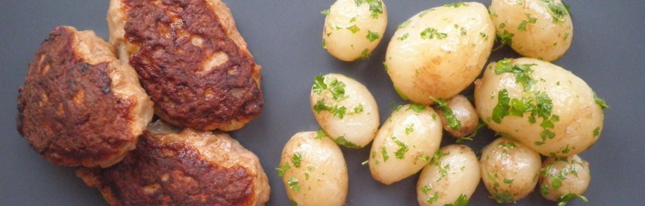 Frikadeller og nye danske king edward kartofler med smør og persille